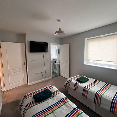 Whyte, Modern 3 Bed House With Garden, Sleeps 9, Free Parking, Sittingbourne City Centre, Kent ภายนอก รูปภาพ