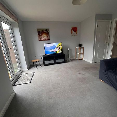 Whyte, Modern 3 Bed House With Garden, Sleeps 9, Free Parking, Sittingbourne City Centre, Kent ภายนอก รูปภาพ