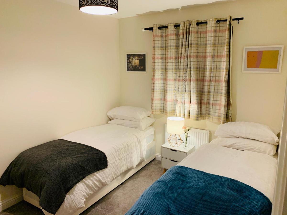 Whyte, Modern 3 Bed House With Garden, Sleeps 9, Free Parking, Sittingbourne City Centre, Kent ภายนอก รูปภาพ