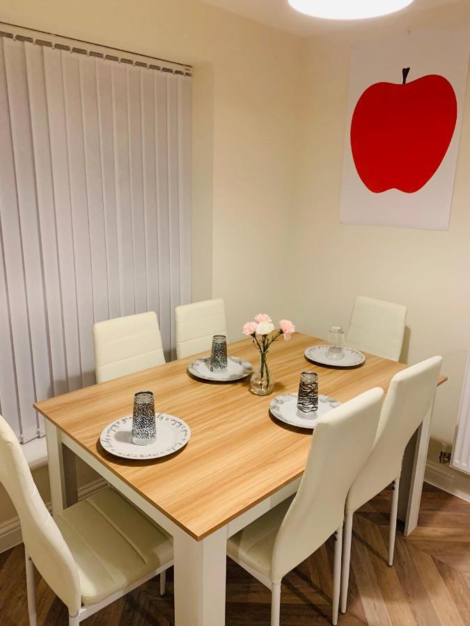 Whyte, Modern 3 Bed House With Garden, Sleeps 9, Free Parking, Sittingbourne City Centre, Kent ภายนอก รูปภาพ