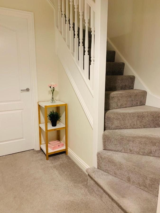 Whyte, Modern 3 Bed House With Garden, Sleeps 9, Free Parking, Sittingbourne City Centre, Kent ภายนอก รูปภาพ