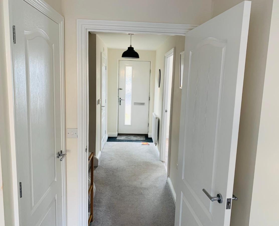 Whyte, Modern 3 Bed House With Garden, Sleeps 9, Free Parking, Sittingbourne City Centre, Kent ภายนอก รูปภาพ