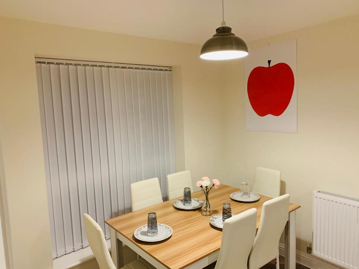 Whyte, Modern 3 Bed House With Garden, Sleeps 9, Free Parking, Sittingbourne City Centre, Kent ภายนอก รูปภาพ