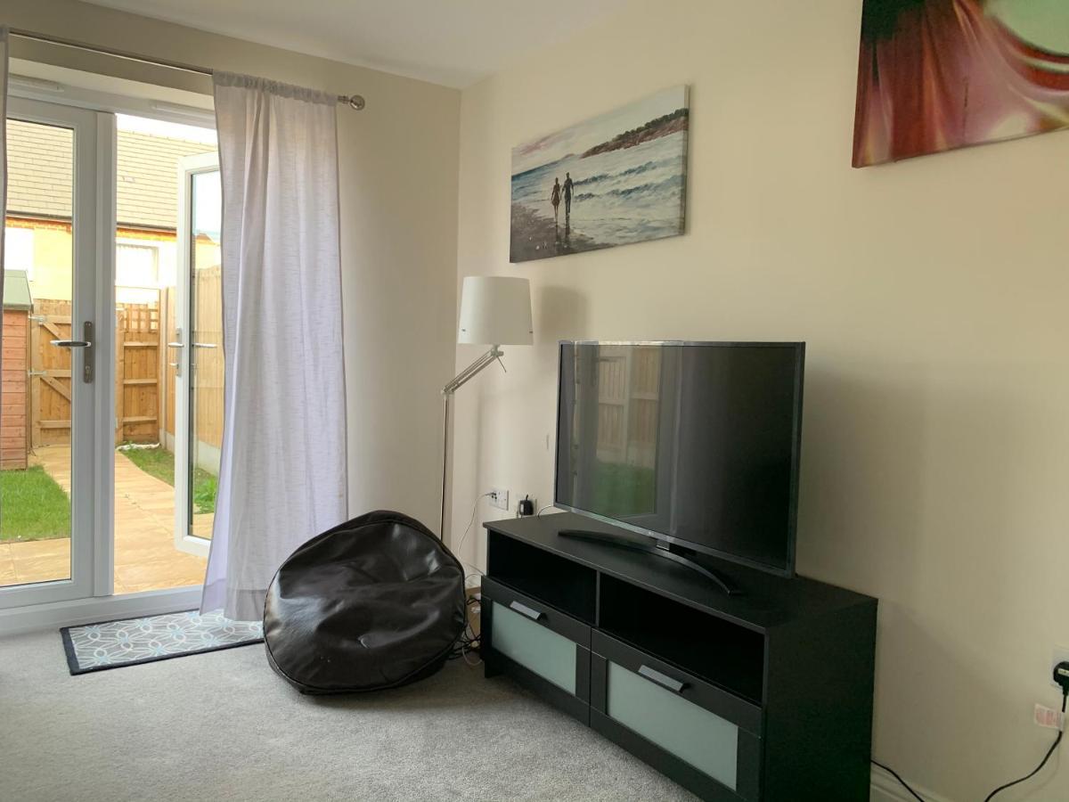 Whyte, Modern 3 Bed House With Garden, Sleeps 9, Free Parking, Sittingbourne City Centre, Kent ภายนอก รูปภาพ