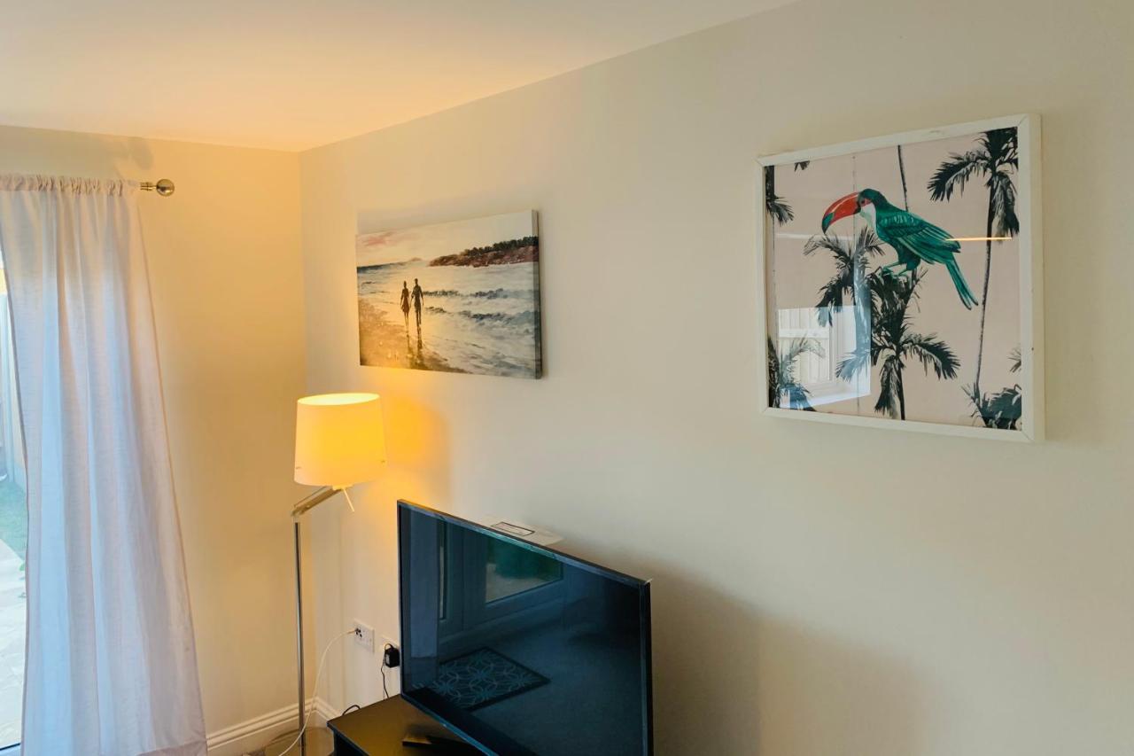 Whyte, Modern 3 Bed House With Garden, Sleeps 9, Free Parking, Sittingbourne City Centre, Kent ภายนอก รูปภาพ