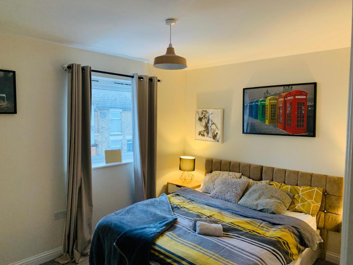 Whyte, Modern 3 Bed House With Garden, Sleeps 9, Free Parking, Sittingbourne City Centre, Kent ภายนอก รูปภาพ