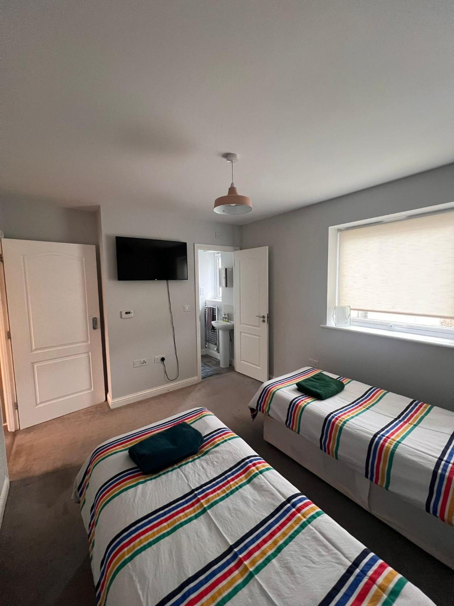 Whyte, Modern 3 Bed House With Garden, Sleeps 9, Free Parking, Sittingbourne City Centre, Kent ภายนอก รูปภาพ