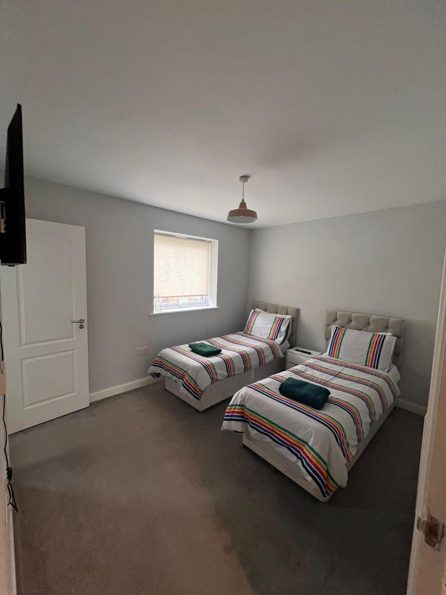 Whyte, Modern 3 Bed House With Garden, Sleeps 9, Free Parking, Sittingbourne City Centre, Kent ภายนอก รูปภาพ
