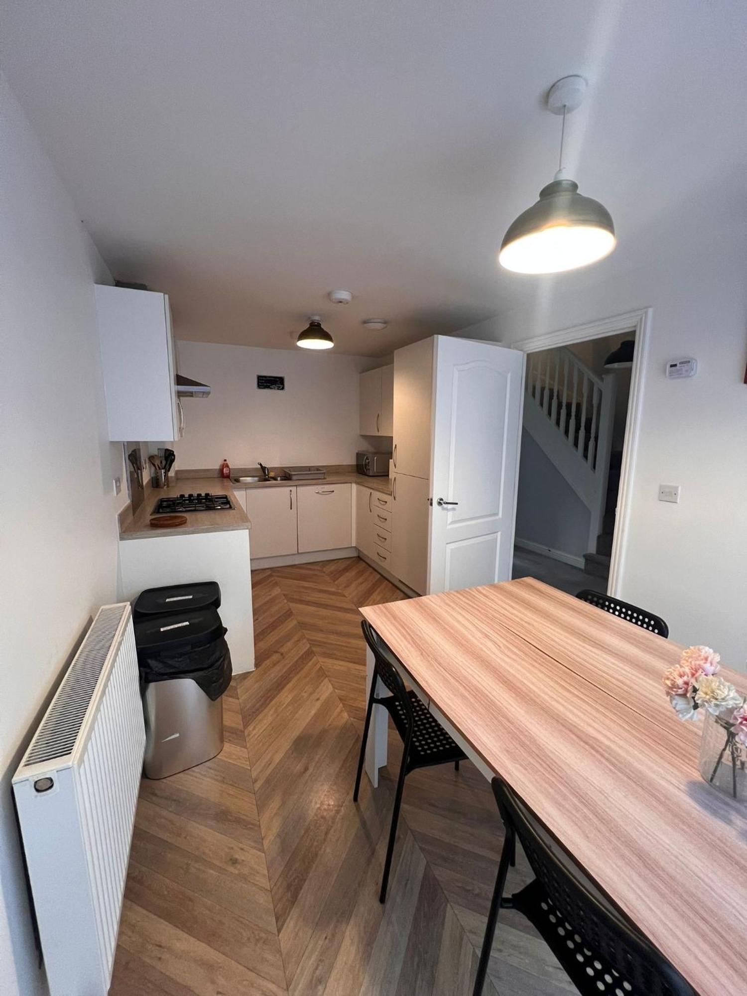 Whyte, Modern 3 Bed House With Garden, Sleeps 9, Free Parking, Sittingbourne City Centre, Kent ภายนอก รูปภาพ